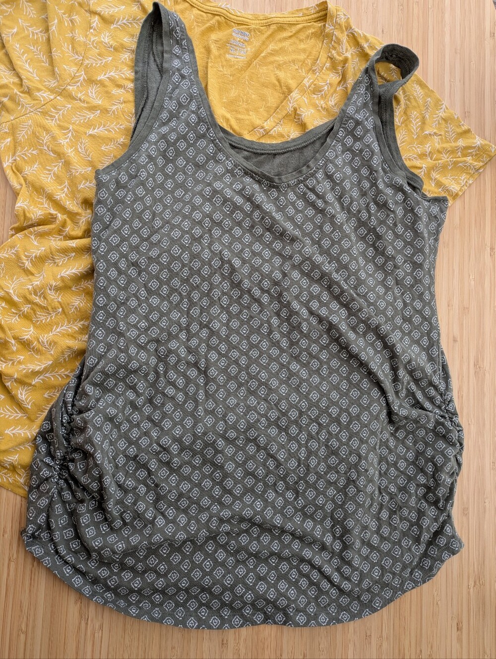 Old Navy Maternity Lot - 2x V-Neck Top